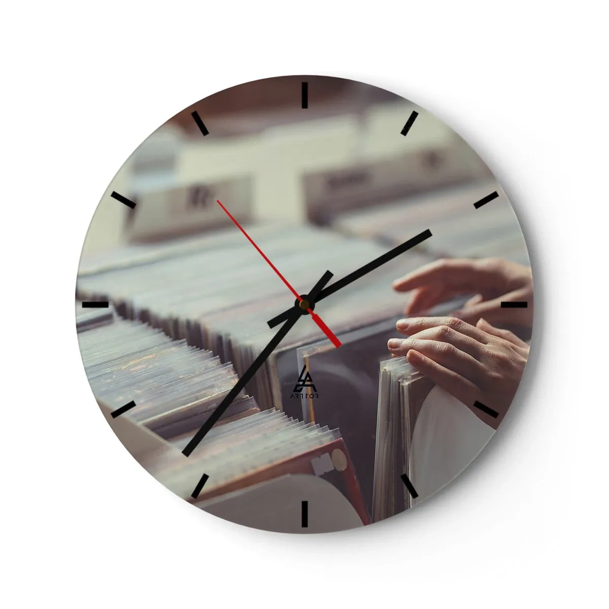 Ceas de perete - Ceas pe sticlă - Răsfoind viniluri într-un magazin de muzică - 30x30cm - În căutarea emoției - Decorațiune modernă pentru perete pentru living, bucătărie și dormitor ARTTOR