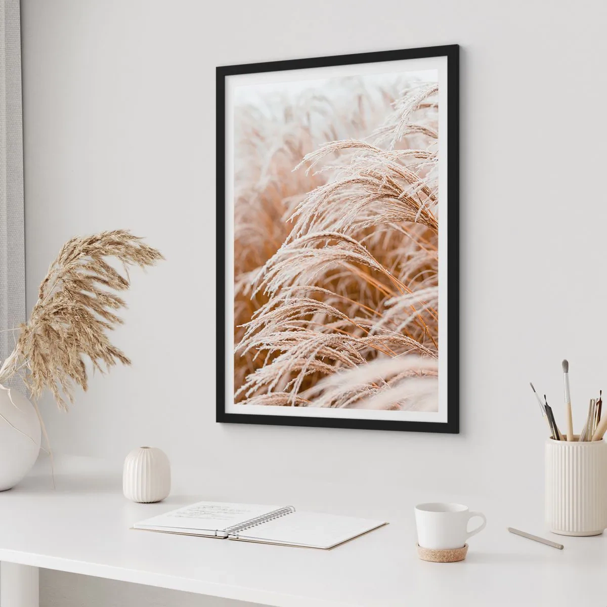 Poster în ramă neagră - Prim-plan al ierburilor înghețate într-un peisaj de iarnă - 50x70cm - Închinându-se la soarele toamnei - Decorațiune modernă pentru perete pentru living și dormitor ARTTOR