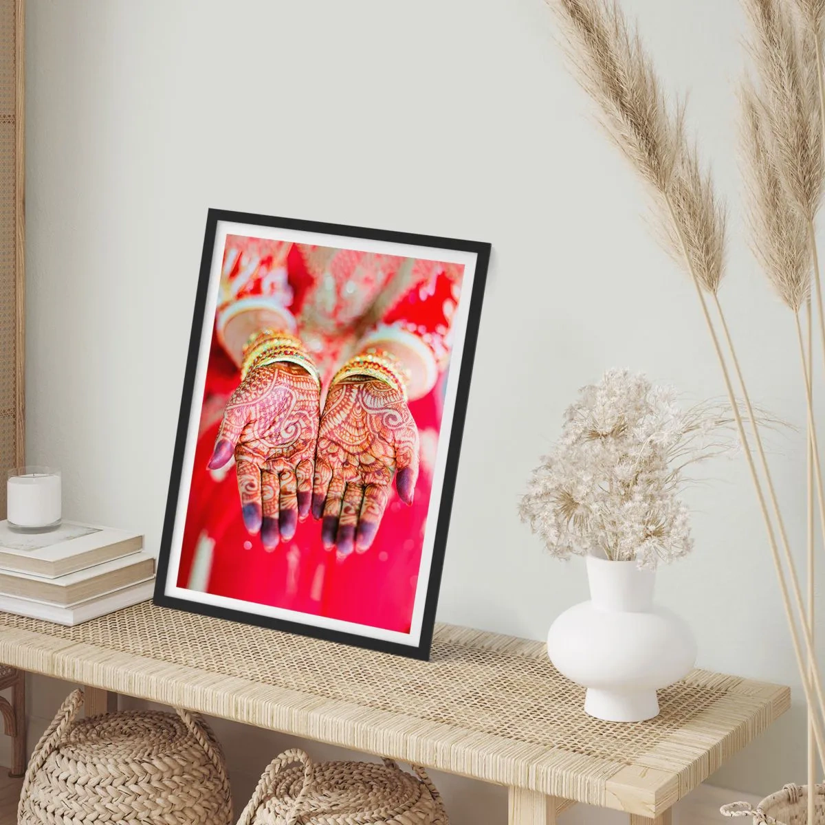 Poster în ramă neagră - Mâini decorative cu henna pe un fundal roșu - 50x70cm - Gata să prindă fericirea - Decorațiune modernă pentru perete pentru living și dormitor ARTTOR