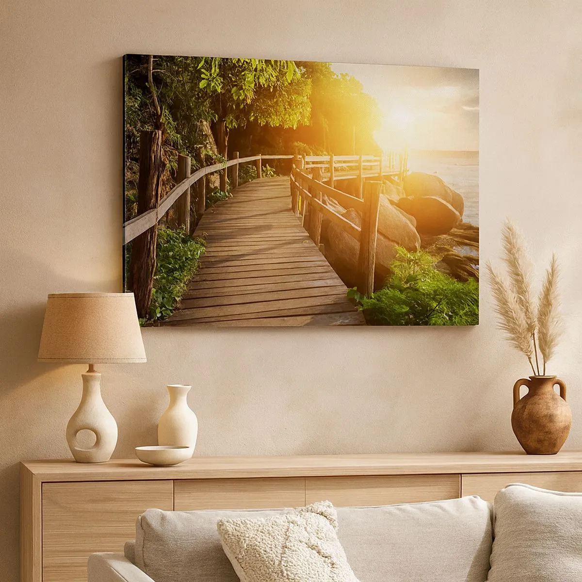 Tablou pe pânză Canvas - Un pod de lemn printre verdeață care duce spre mare în razele soarelui - 70x50cm - O altă curbă, o altă minune - Decorațiune modernă pentru perete pentru living și dormitor ARTTOR