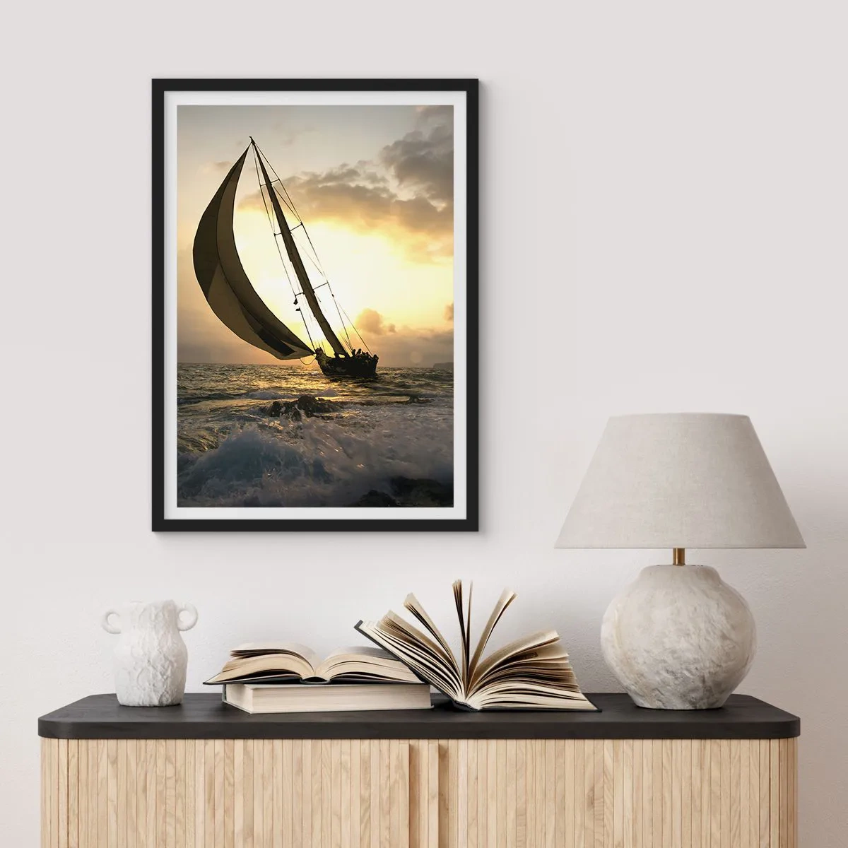 Poster în ramă neagră - O barcă cu pânze pe o mare furtunoasă în strălucirea soarelui care apune - 50x70cm - Vânt în jos și în sus - Decorațiune modernă pentru perete pentru living și dormitor ARTTOR