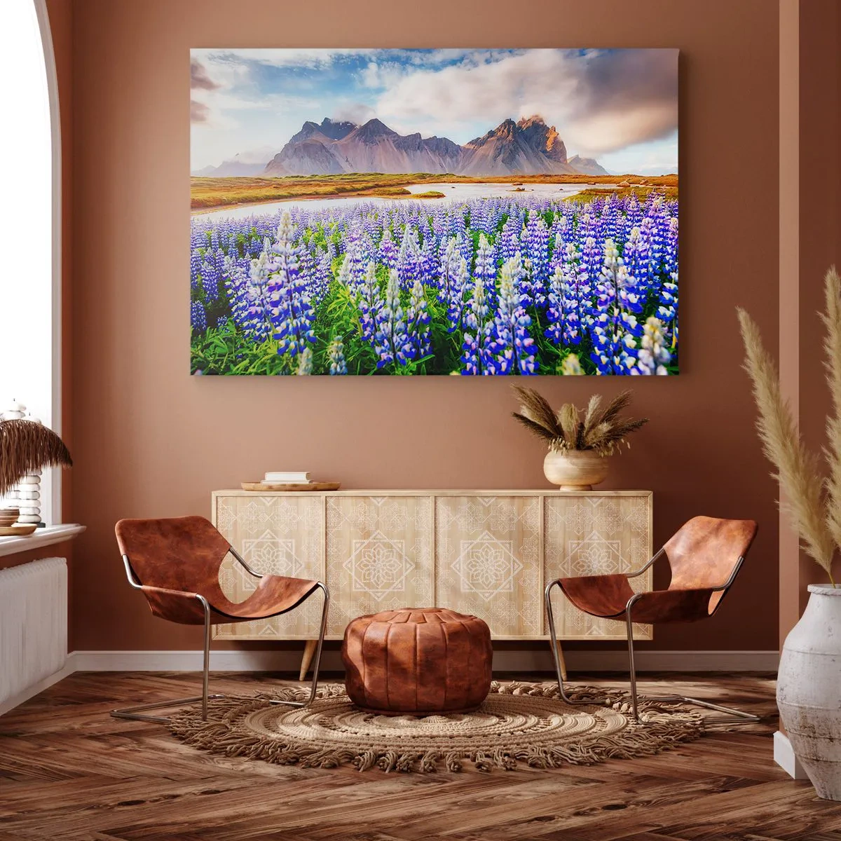 Tablou pe pânză Canvas - Flori într-un peisaj montan cu un cer pitoresc - 70x50cm - Putere și severitate alături de blândețe - Decorațiune modernă pentru perete pentru living și dormitor ARTTOR