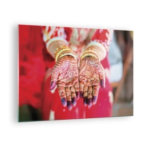 Tablou pe sticlă - Mâini pictate cu henna în ținute tradiționale pe un fundal roșu - 70x50cm - Gata să prindă fericirea - Decorațiune modernă pentru perete pentru living și dormitor ARTTOR