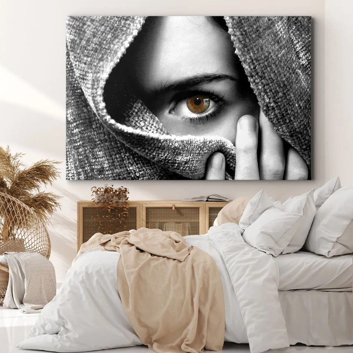 Tablou pe pânză Canvas - Portretul unei femei cu un ochi de culoarea chihlimbarului acoperit cu o țesătură în nuanțe de gri. - 70x50cm - Află secretul - Decorațiune modernă pentru perete pentru living și dormitor ARTTOR