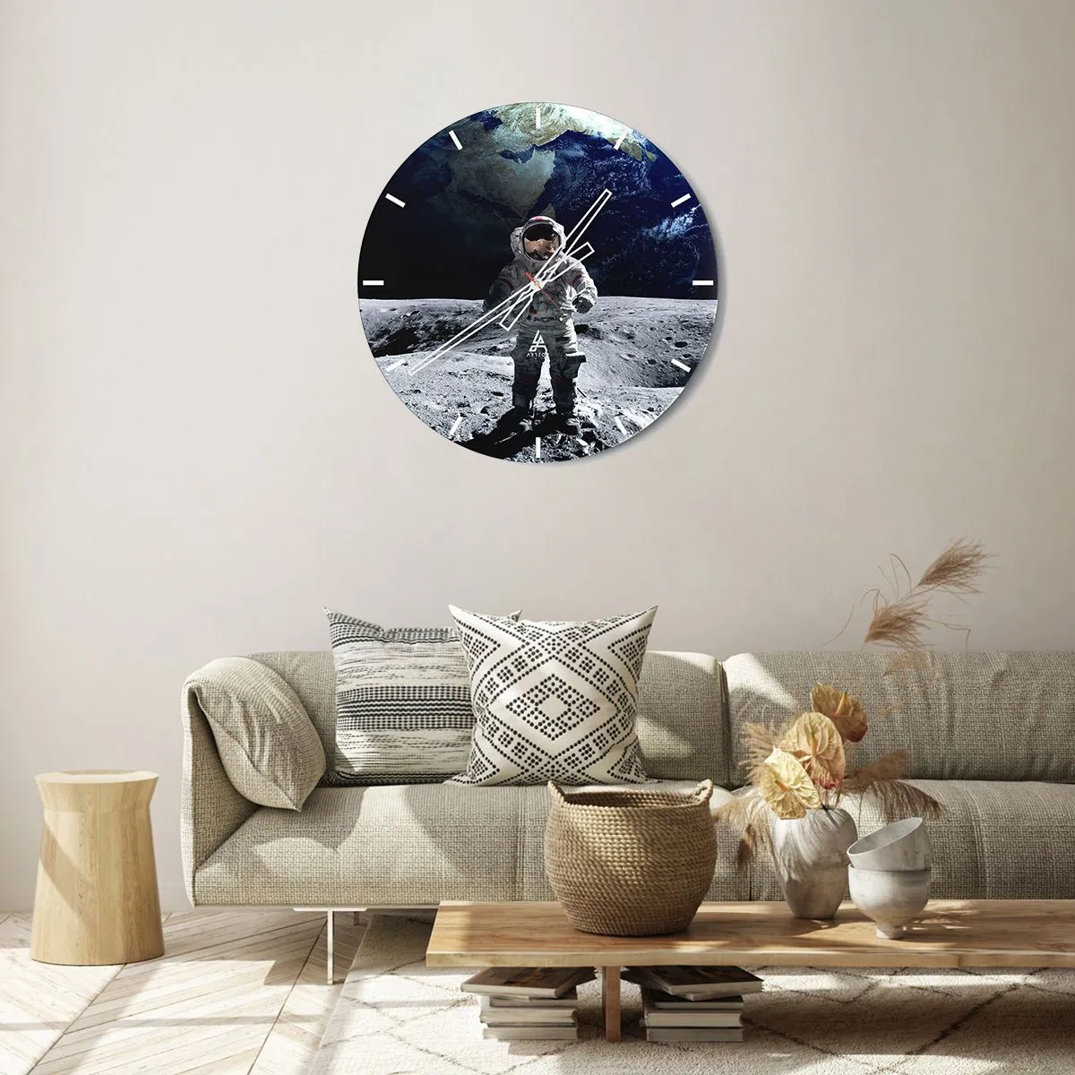 Ceas de perete - Ceas pe sticlă - Astronautul pe suprafața lunară - 30x30cm - Salutări de pe Lună - Decorațiune modernă pentru perete pentru living, bucătărie și dormitor ARTTOR