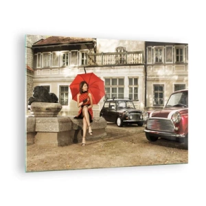 Tablou pe sticlă - Femeie cu o umbrelă roșie și mașini clasice - 70x50cm - O mini-călătorie sentimentală - Decorațiune modernă pentru perete pentru living și dormitor ARTTOR