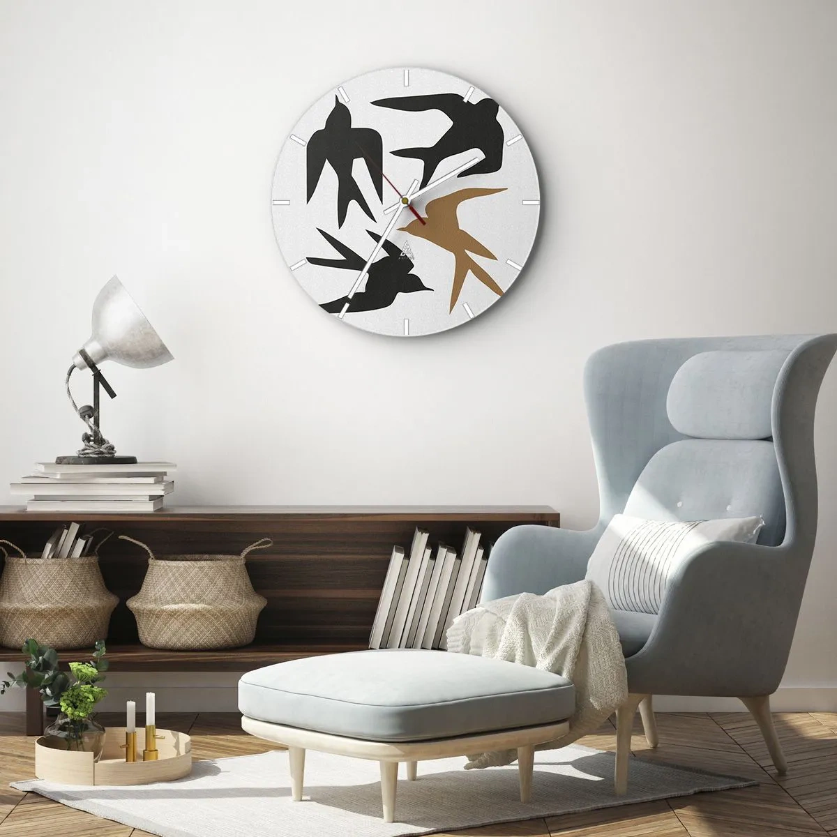 Ceas de perete - Ceas pe sticlă - Siluete negre și aurii de rândunele pe fundal alb - 30x30cm - Jocurile rândunelelor - Decorațiune modernă pentru perete pentru living, bucătărie și dormitor ARTTOR