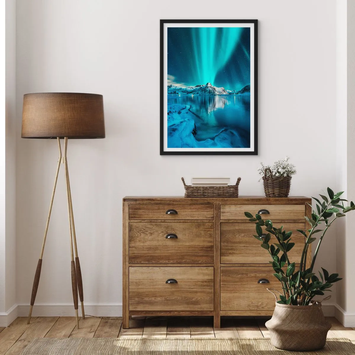 Poster în ramă neagră - Aurora boreală peste munții acoperiți de zăpadă - 50x70cm - Noaptea de lumină - Decorațiune modernă pentru perete pentru living și dormitor ARTTOR