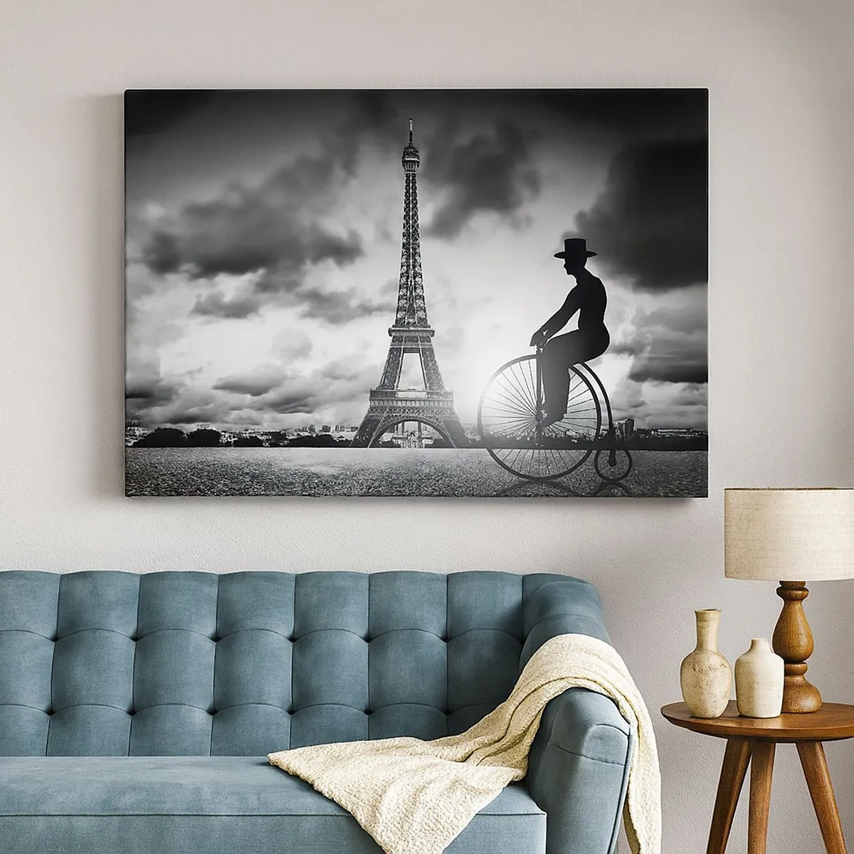 Tablou pe pânză Canvas - Imagine alb-negru a unei biciclete retro cu Turnul Eiffel în fundal - 70x50cm - Dorul de Belle Epoque - Decorațiune modernă pentru perete pentru living și dormitor ARTTOR