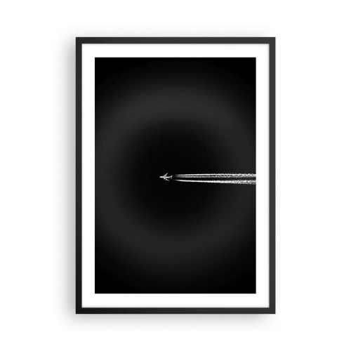 Poster în ramă neagră - Un avion zburând pe un fundal negru, lăsând în urmă dâre de condensare. - 50x70cm - Într-o altă dimensiune - Decorațiune modernă pentru perete pentru living și dormitor ARTTOR