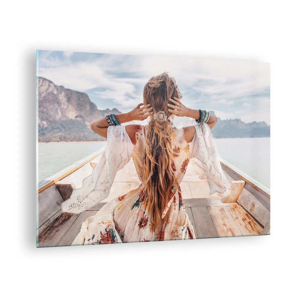 Tablou pe sticlă - O femeie pe o barcă privind spre munți și lac. - 70x50cm - Pe drumul spre fericire - Decorațiune modernă pentru perete pentru living și dormitor ARTTOR