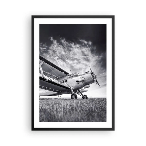 Poster în ramă neagră - O imagine alb-negru a unui avion pe un cer dinamic. - 50x70cm - Rătăcitorul înaripat - Decorațiune modernă pentru perete pentru living și dormitor ARTTOR