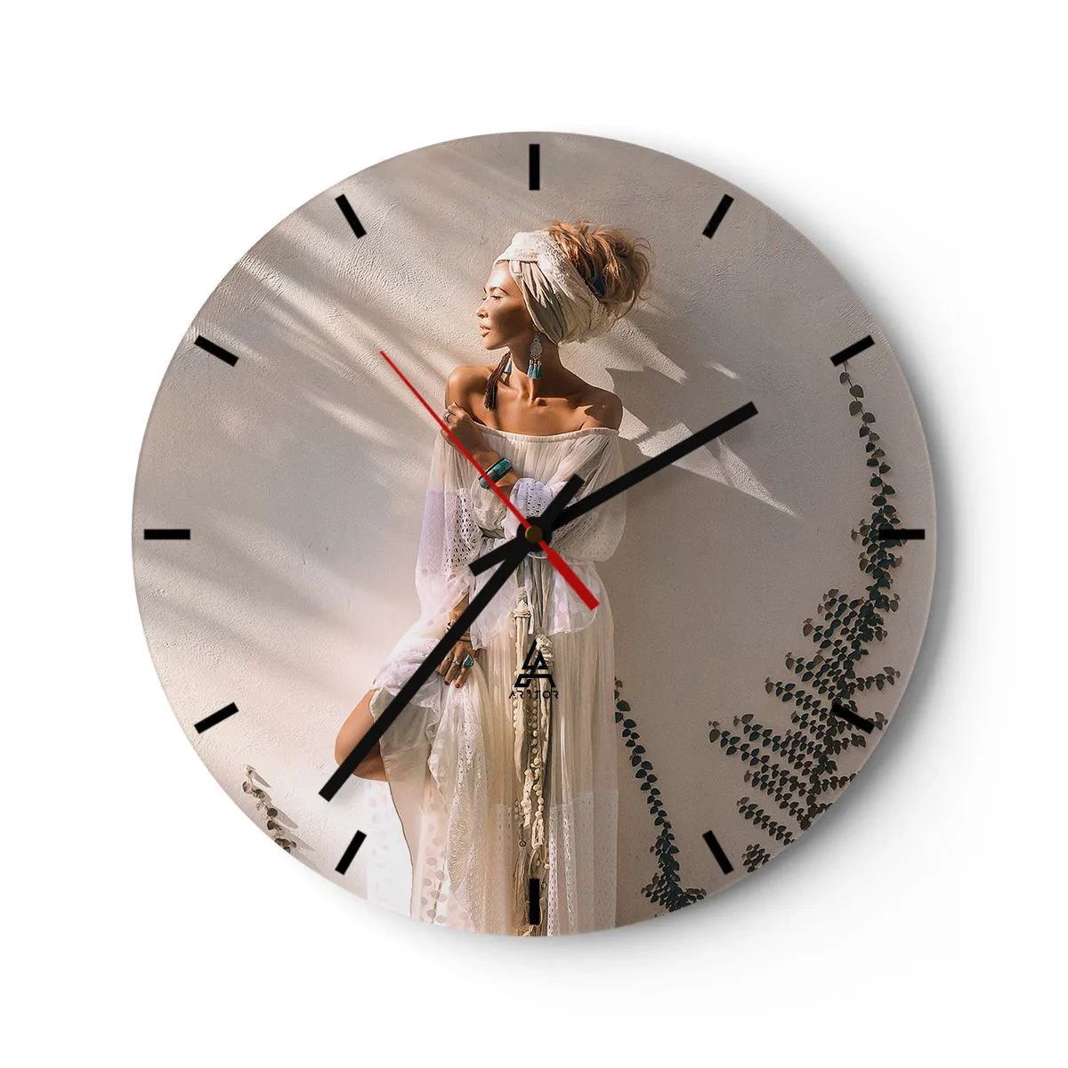 Ceas de perete - Ceas pe sticlă - O femeie în stil boho stând la soare - 30x30cm - Soarele și fata - Decorațiune modernă pentru perete pentru living, bucătărie și dormitor ARTTOR