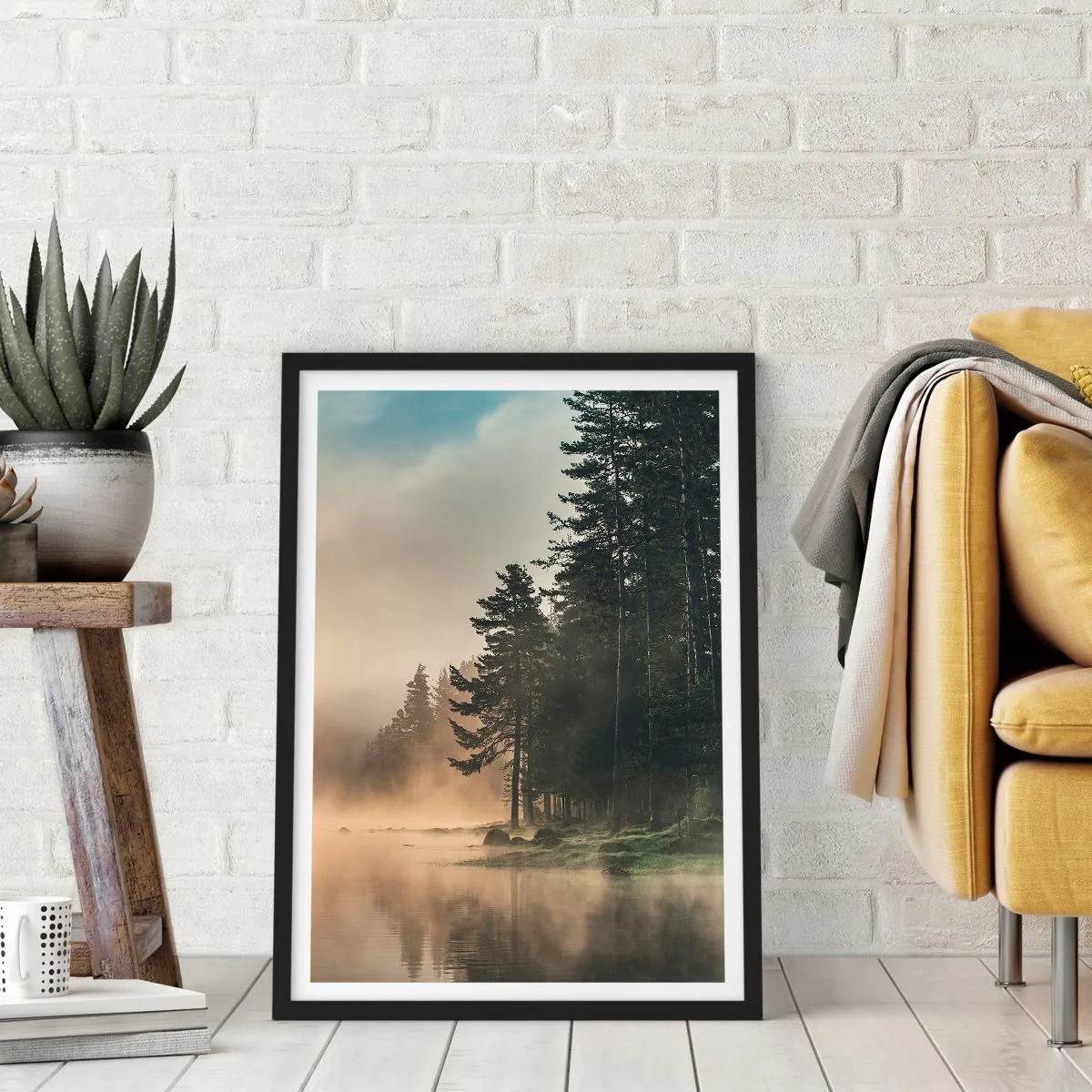 Poster în ramă neagră - Peisaj de pădure învăluit în ceață peste un lac liniștit - 50x70cm - Nașterea unei zile - Decorațiune modernă pentru perete pentru living și dormitor ARTTOR