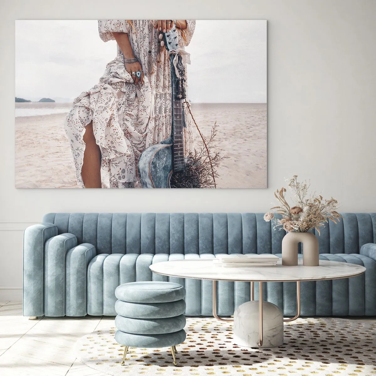 Tablou pe sticlă - Femeie în stil boho cu chitară pe plaja goală - 70x50cm - Hippie pe drum - Decorațiune modernă pentru perete pentru living și dormitor ARTTOR