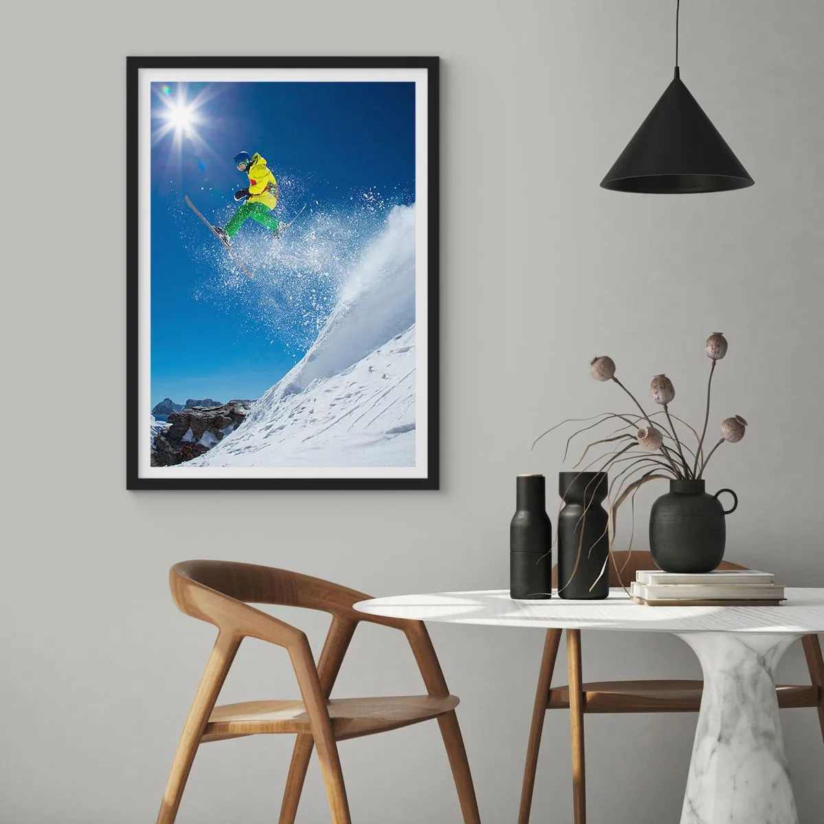 Poster în ramă neagră - Schior în acțiune pe o pantă înzăpezită - 50x70cm - Dansând cu munții - Decorațiune modernă pentru perete pentru living și dormitor ARTTOR