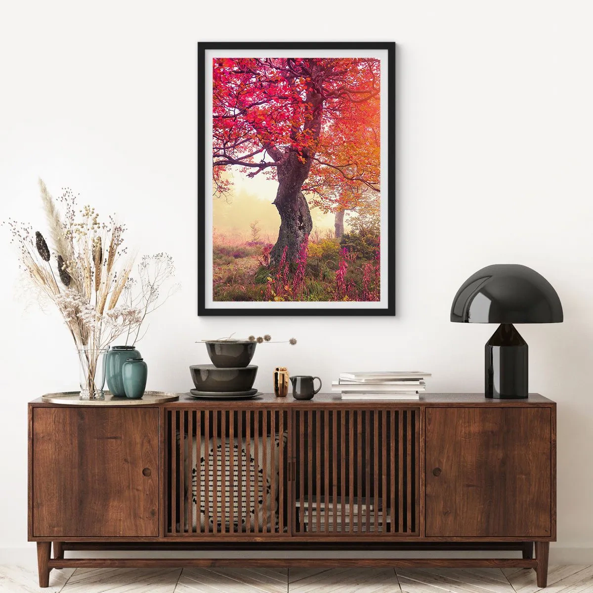 Poster în ramă neagră - Un copac cu frunze roșii într-un peisaj de toamnă - 50x70cm - O frenezie de înflorire - Decorațiune modernă pentru perete pentru living și dormitor ARTTOR