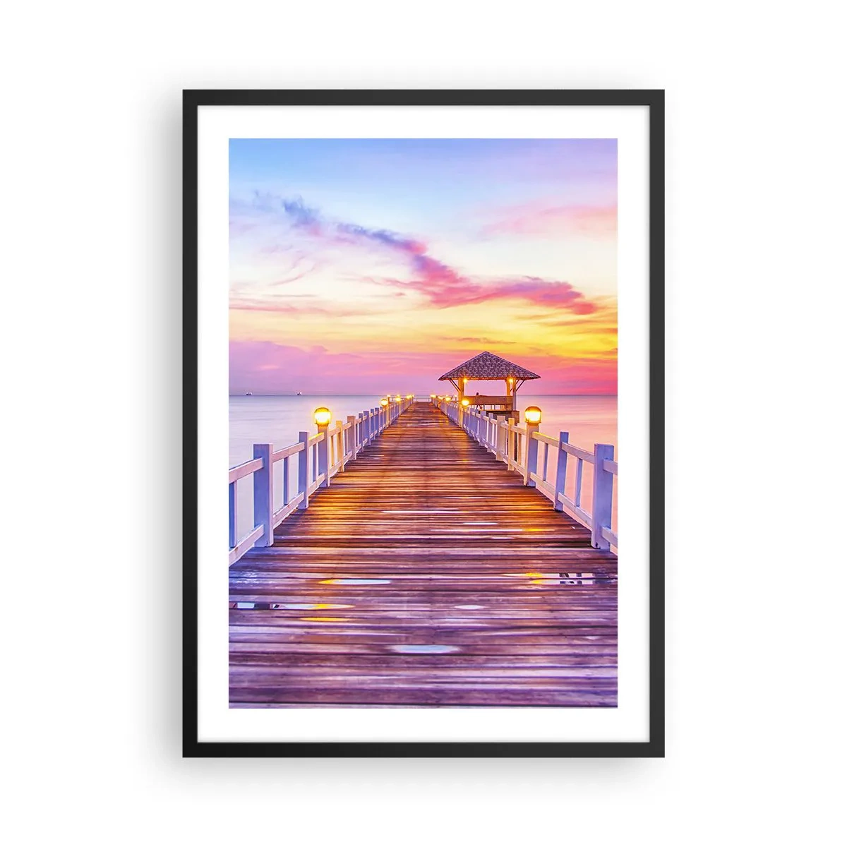 Poster în ramă neagră - Un dig cu un foișor iluminat de soarele care apune - 50x70cm - Tăcerea serii în liliac-auriu - Decorațiune modernă pentru perete pentru living și dormitor ARTTOR