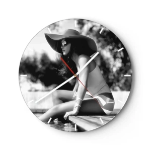 Ceas de perete - Ceas pe sticlă - Portret de femeie elegantă cu pălărie și ochelari de soare lângă piscină - 30x30cm - Vis de vară - Decorațiune modernă pentru perete pentru living, bucătărie și dormitor ARTTOR