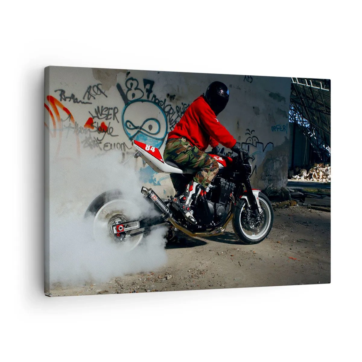 Tablou pe pânză Canvas - Un motociclist execută un drift spectaculos într-o clădire abandonată acoperită de graffiti. - 70x50cm - Gonește după mine! - Decorațiune modernă pentru perete pentru living și dormitor ARTTOR