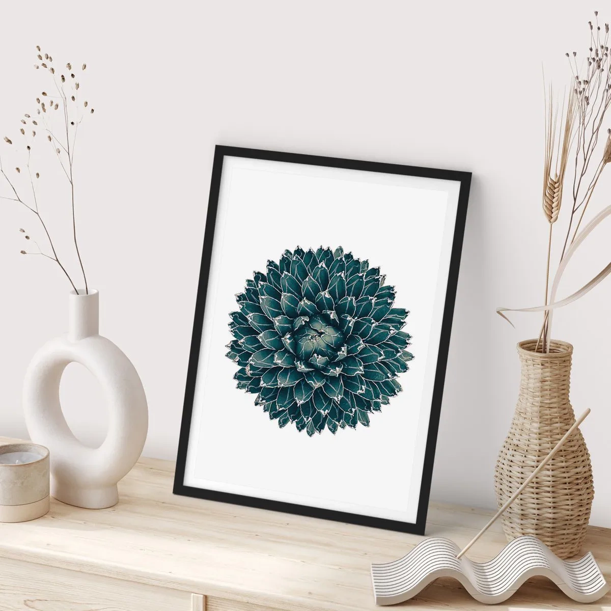 Poster în ramă neagră - Detaliu al unei suculente cu un aranjament simetric de frunze - 50x70cm - Steaua deșertului - Decorațiune modernă pentru perete pentru living și dormitor ARTTOR