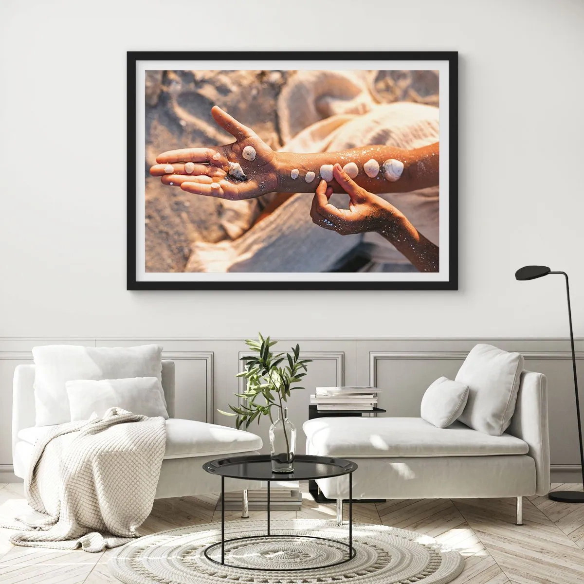 Poster în ramă neagră - Frumusețe la îndemână - 100x70 cm