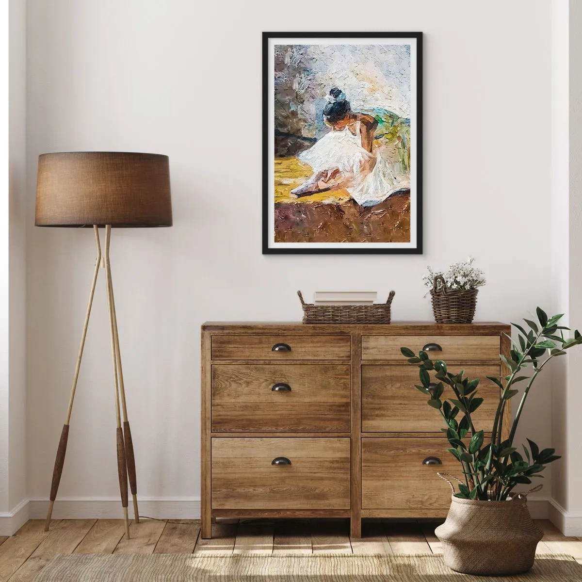 Poster în ramă neagră - O balerină într-o rochie albă se sprijină pe un fundal pictural. - 50x70cm - Dintr-un tablou de Degas - Decorațiune modernă pentru perete pentru living și dormitor ARTTOR