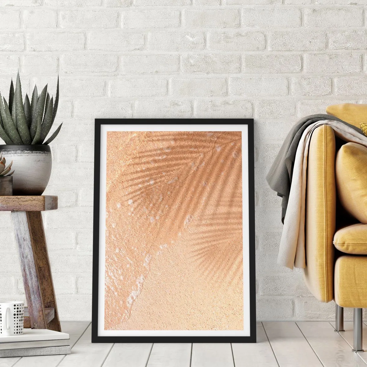Poster în ramă neagră - Umbra frunzelor de palmier pe nisipul auriu al plajei - 50x70cm - Umbra unei veri fierbinți - Decorațiune modernă pentru perete pentru living și dormitor ARTTOR