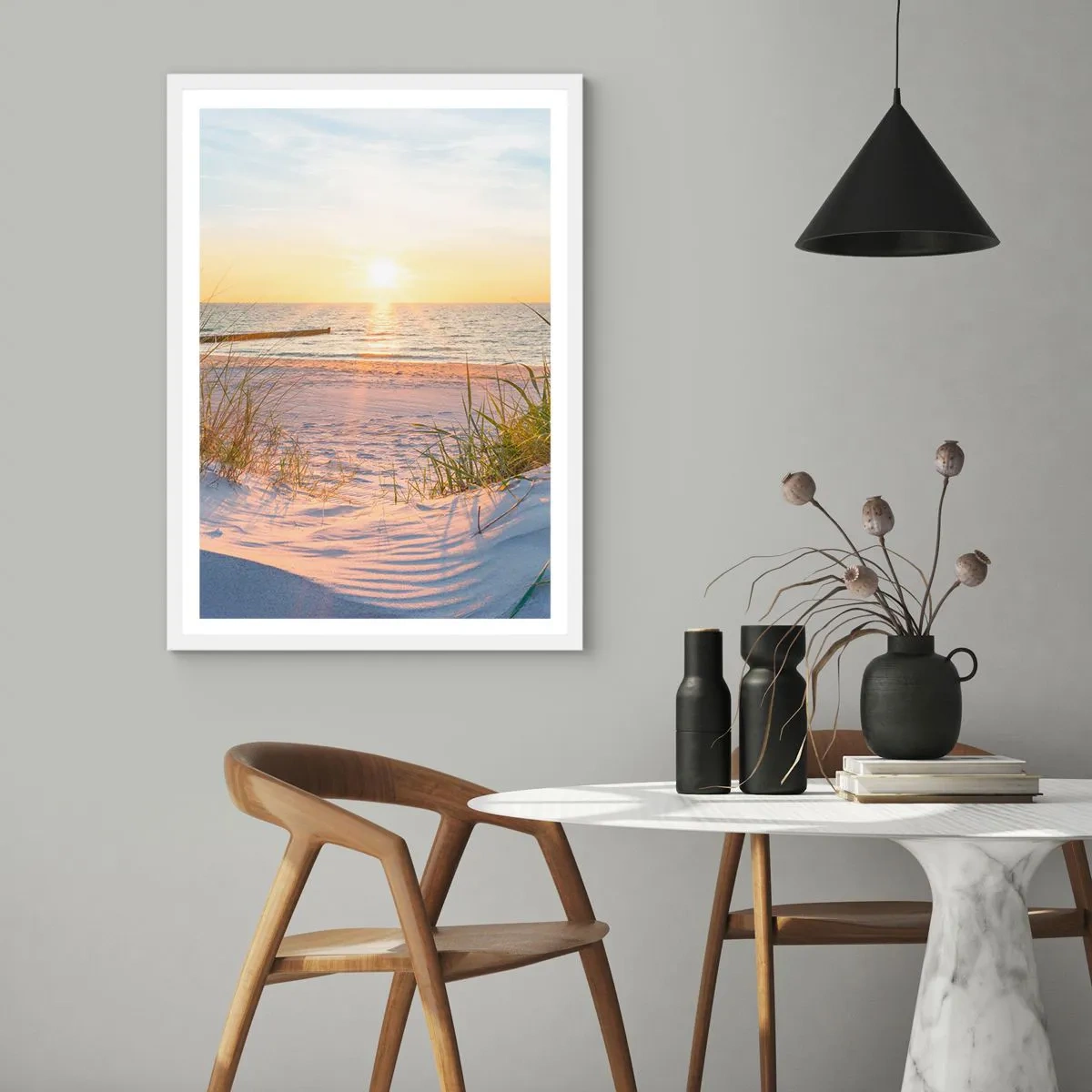 Poster în ramă albă - Zumzet de mare, o plajă sălbatică printre ierburi... - 70x100 cm