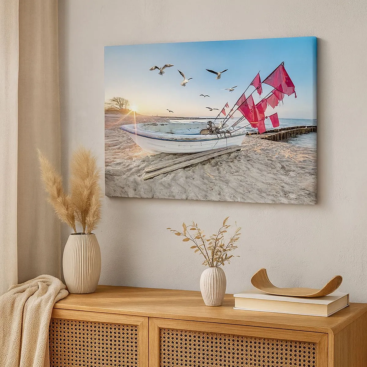 Tablou pe pânză Canvas - O barcă pe plajă în zori cu pescăruși și steaguri roșii - 70x50cm - O odihnă binemeritată - Decorațiune modernă pentru perete pentru living și dormitor ARTTOR