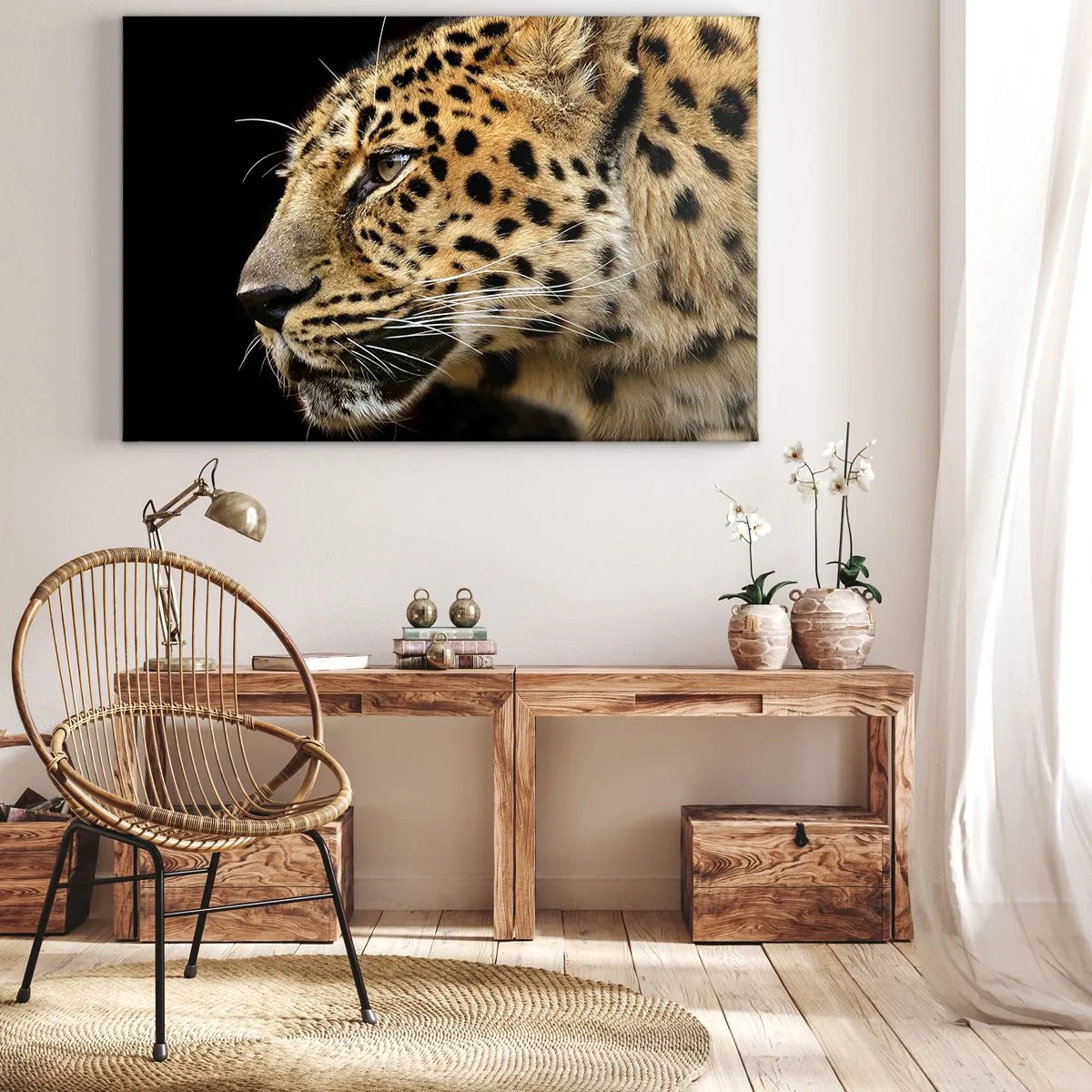 Tablou pe pânză Canvas - Prim-plan al unui cap de leopard pe un fundal negru - 70x50cm - Calm, concentrat, pregătit - Decorațiune modernă pentru perete pentru living și dormitor ARTTOR