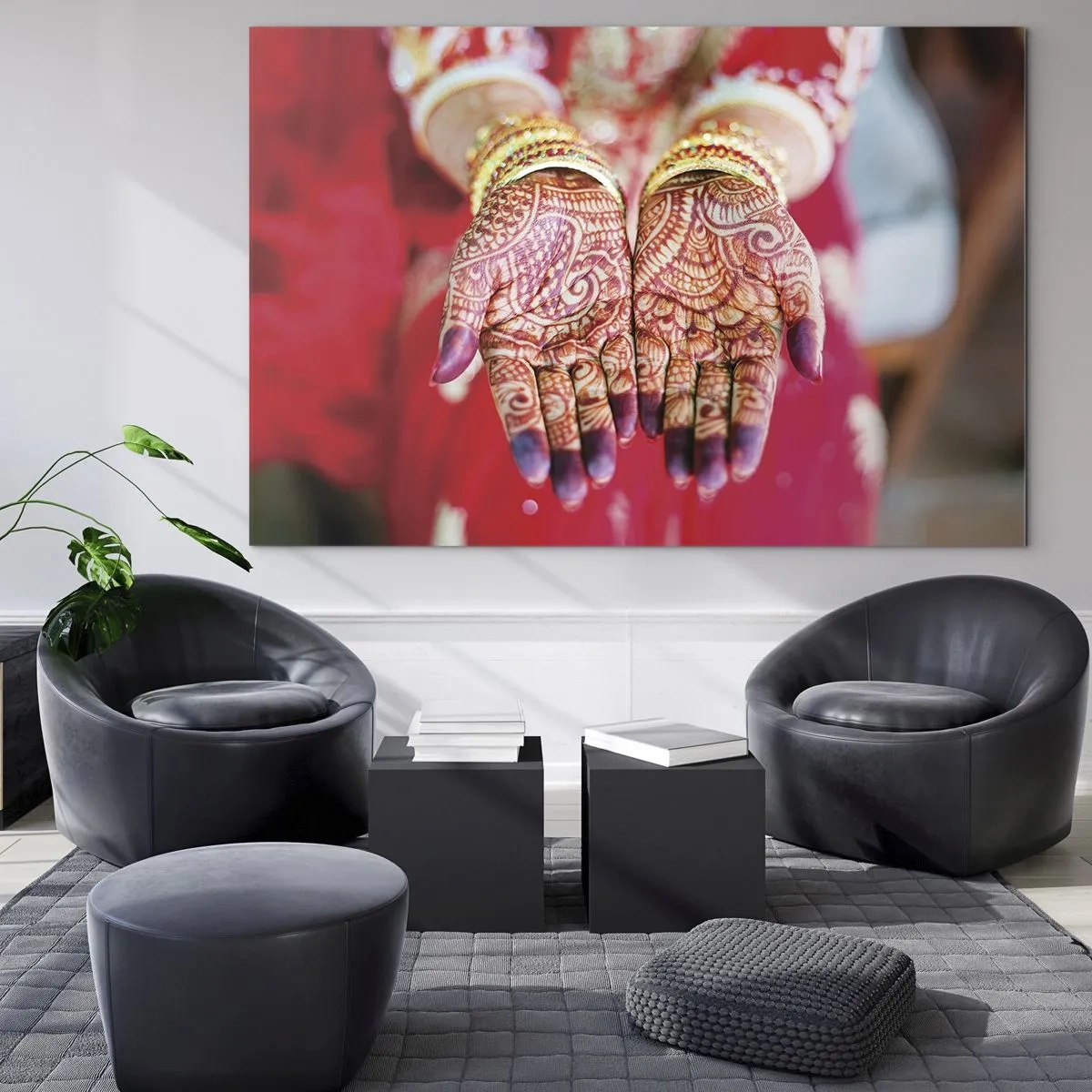 Tablou pe sticlă - Mâini pictate cu henna în ținute tradiționale pe un fundal roșu - 70x50cm - Gata să prindă fericirea - Decorațiune modernă pentru perete pentru living și dormitor ARTTOR