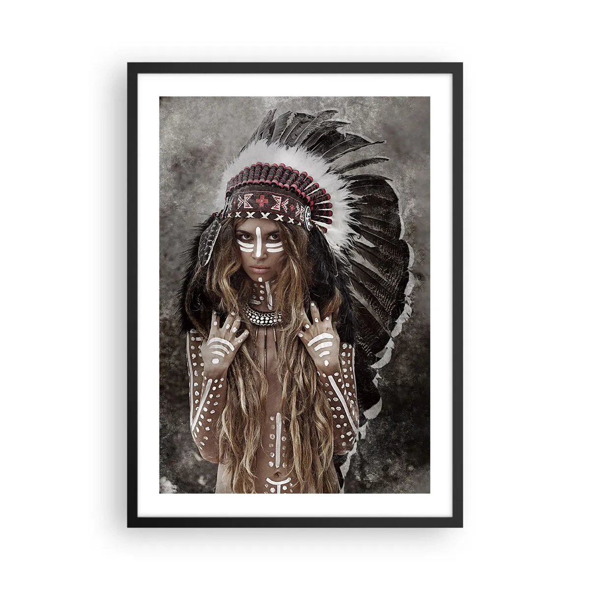 Poster în ramă neagră - O femeie cu o coafură cu pene și picturi pe corp alb - 50x70cm - Secretul puterii tribale - Decorațiune modernă pentru perete pentru living și dormitor ARTTOR