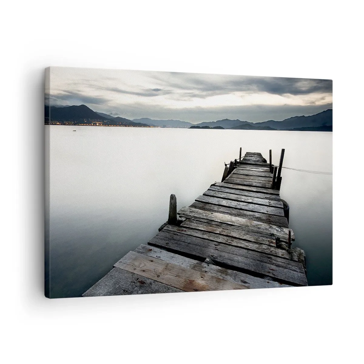 Tablou pe pânză Canvas - Un pod de lemn care duce spre un lac liniștit - 70x50cm - Scufundă-te în pace - Decorațiune modernă pentru perete pentru living și dormitor ARTTOR