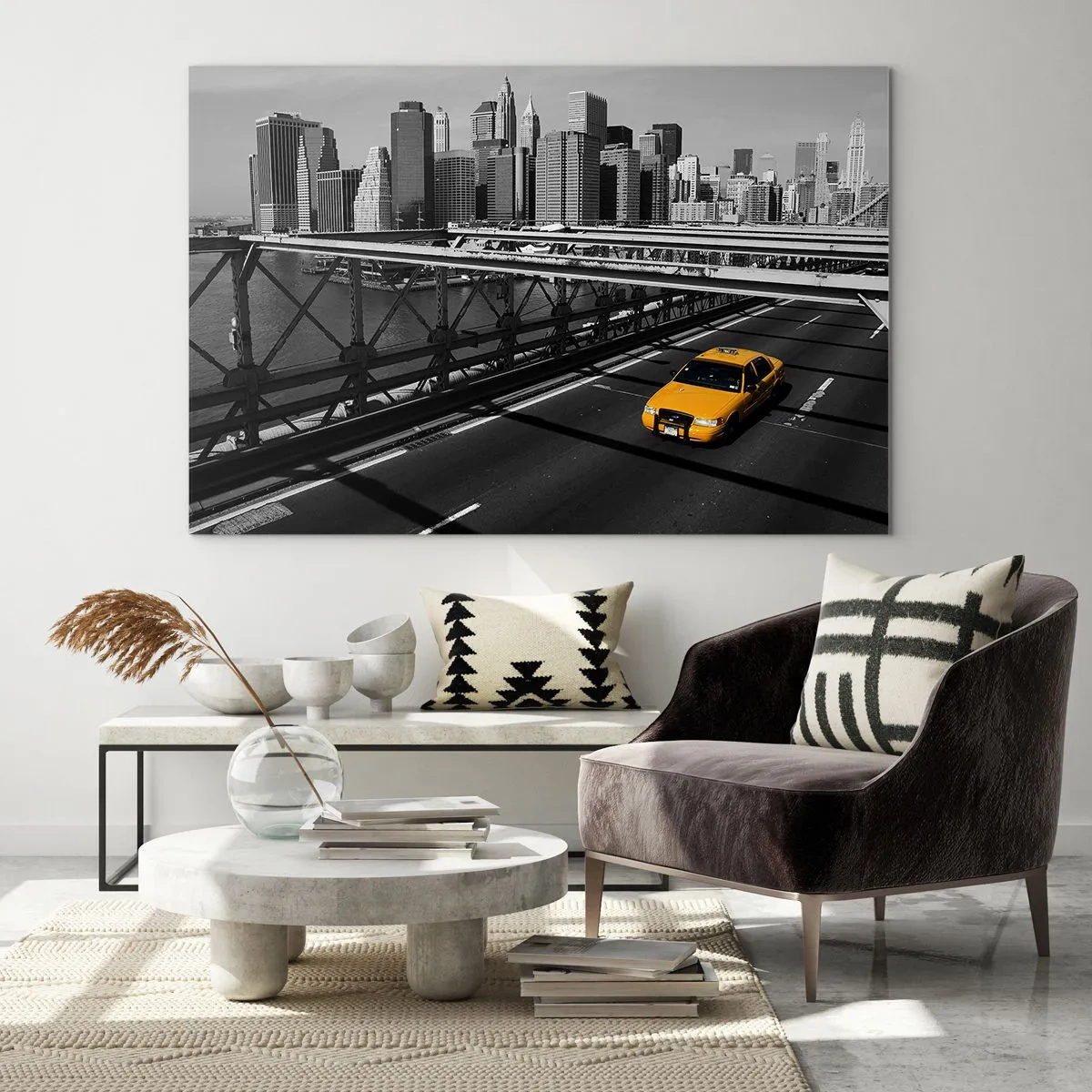 Tablou pe sticlă - Un taxi galben pe un pod cu vedere la Manhattan - 70x50cm - Culorile marelui oraș - Decorațiune modernă pentru perete pentru living și dormitor ARTTOR