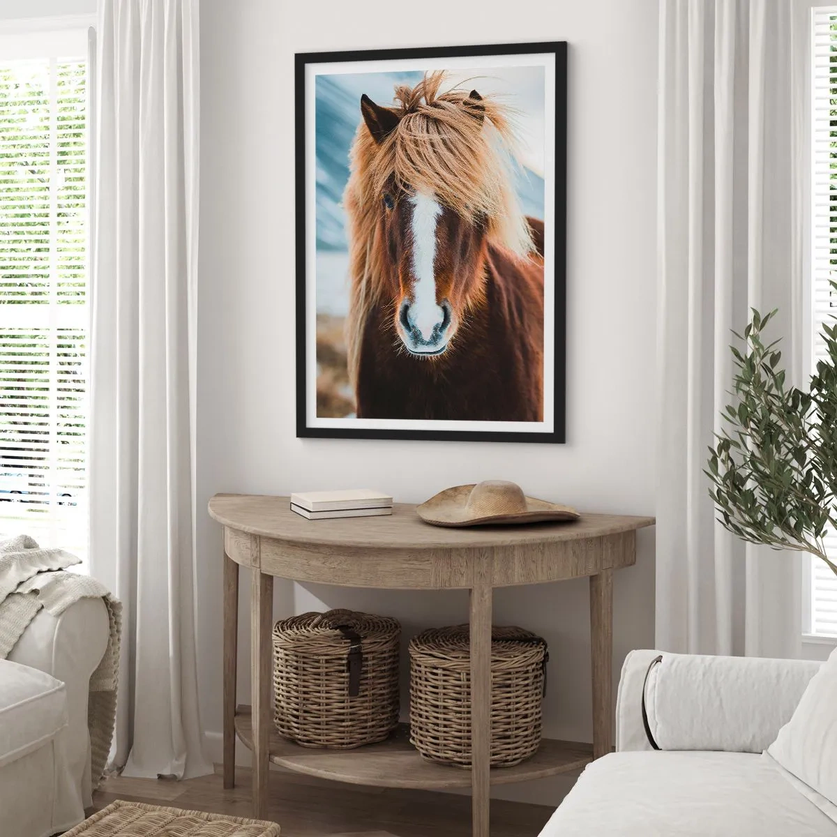 Poster în ramă neagră - Un prim-plan al unui cal islandez cu o coamă lungă pe fundalul natural. - 50x70cm - Simțiți libertatea? - Decorațiune modernă pentru perete pentru living și dormitor ARTTOR