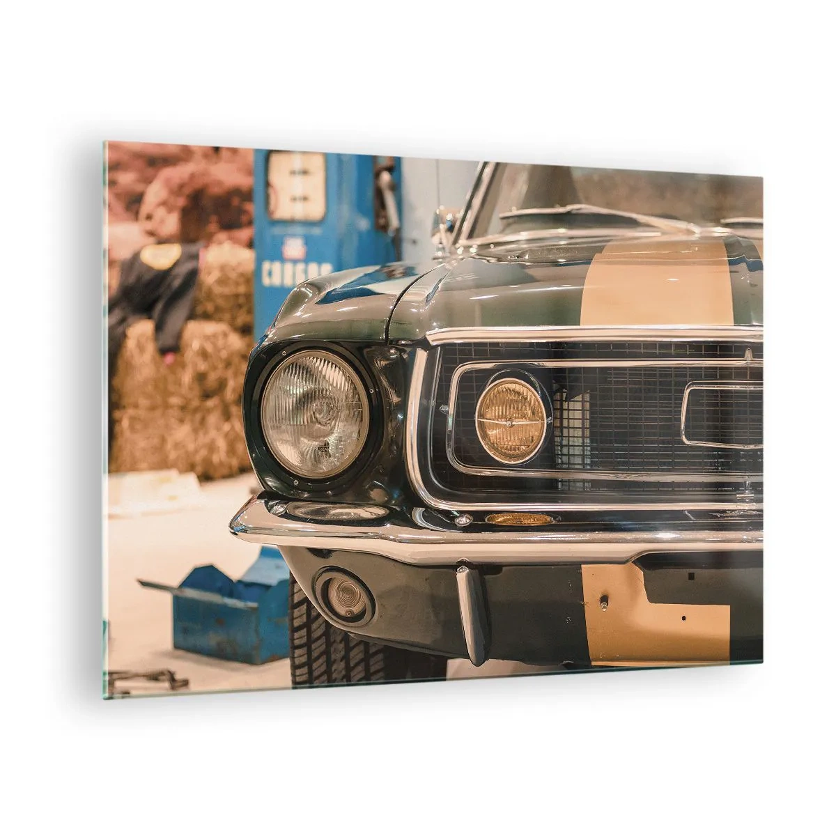 Tablou pe sticlă - Vedere de aproape a unei mașini clasice, Mustang, într-un atelier - 70x50cm - Întâlnire cu o legendă - Decorațiune modernă pentru perete pentru living și dormitor ARTTOR