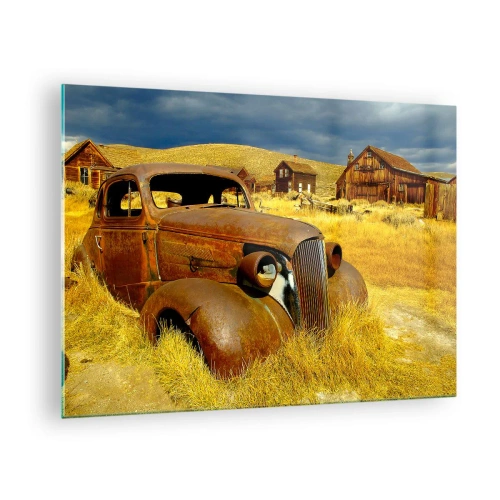Tablou pe sticlă - O mașină de epocă pe fundalul unui sat pustiu - 70x50cm - O odihnă binemeritată - Decorațiune modernă pentru perete pentru living și dormitor ARTTOR
