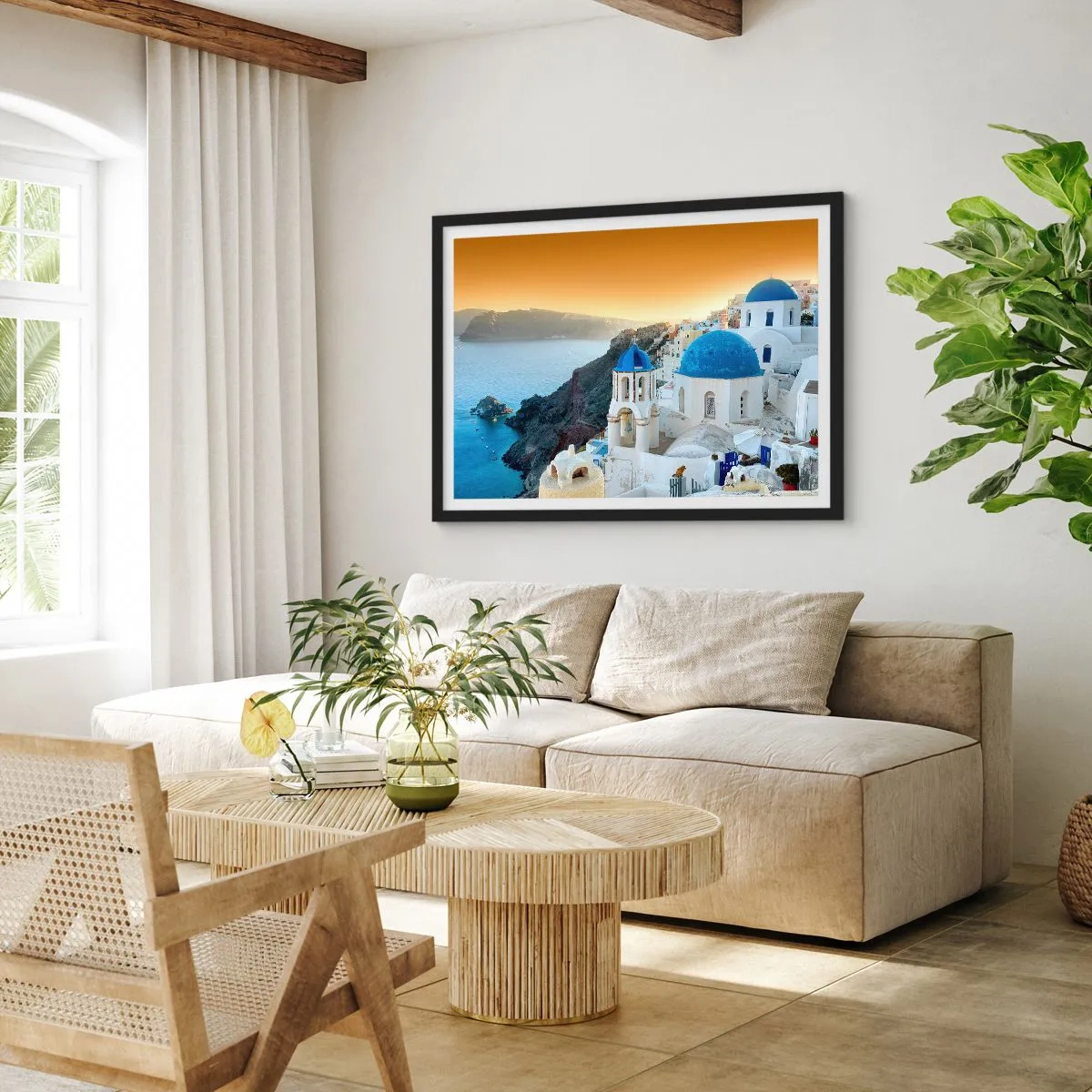 Poster în ramă neagră - Santorini - îmbrățișat de stânci - 40x30 cm