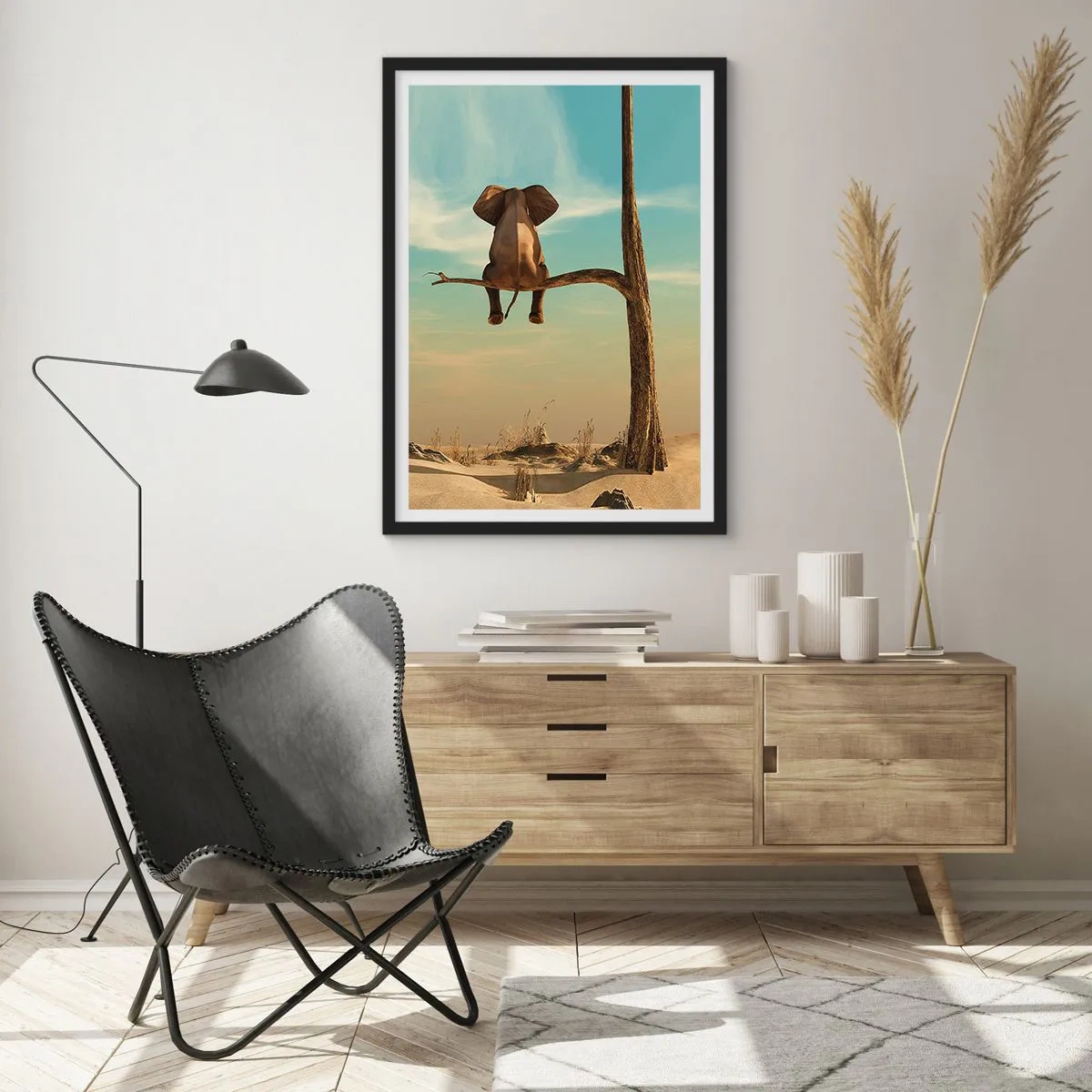 Poster în ramă neagră - Un elefant așezat pe o creangă, cu un peisaj deșertic în fundal. - 50x70cm - Un nou punct de vedere - Decorațiune modernă pentru perete pentru living și dormitor ARTTOR