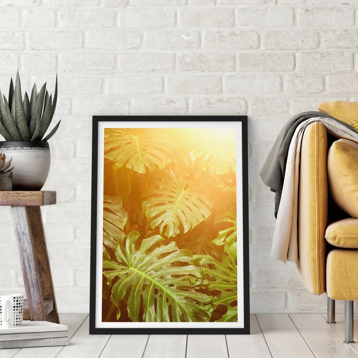 Poster în ramă neagră - Frunze de Monstera în razele soarelui creând o atmosferă tropicală - 50x70cm - Poftiți în verde - Decorațiune modernă pentru perete pentru living și dormitor ARTTOR