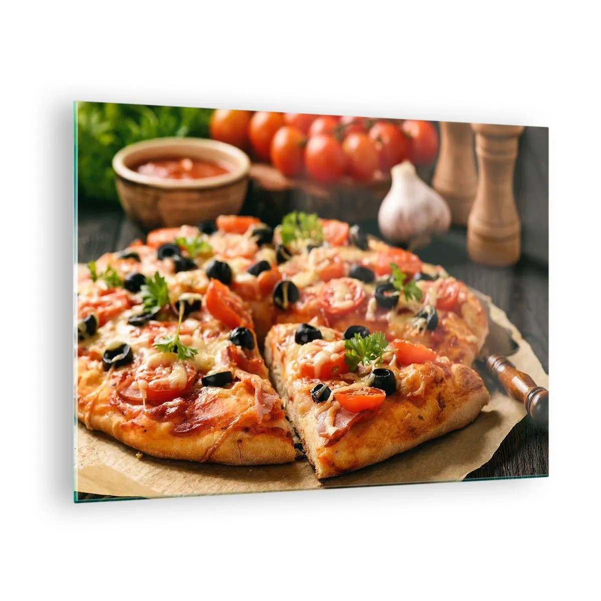 Tablou pe sticlă - Pizza apetisantă cu roșii, măsline și ierburi aromatice - 70x50cm - Ai scăpat din nou - Decorațiune modernă pentru perete pentru living și dormitor ARTTOR