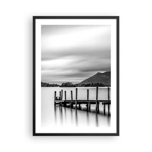 Poster în ramă neagră - Scenă alb-negru cu un lac, un dig și munți - 50x70cm - Blândețe și putere - Decorațiune modernă pentru perete pentru living și dormitor ARTTOR