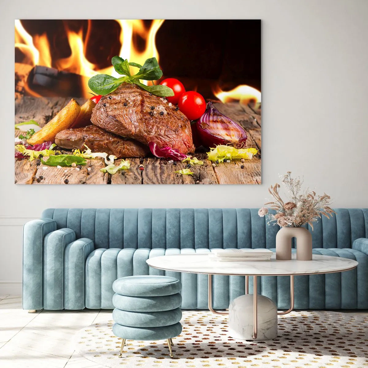 Tablou pe sticlă - Friptură la grătar cu legume pe fundalul flăcărilor - 70x50cm - Înconjurată de ardoare - Decorațiune modernă pentru perete pentru living și dormitor ARTTOR