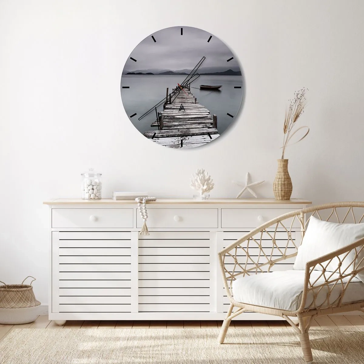 Ceas de perete - Ceas pe sticlă - Un debarcader din lemn pe un lac liniștit, cu o barcă în fundal - 30x30cm - Poți pleca mâine - Decorațiune modernă pentru perete pentru living, bucătărie și dormitor ARTTOR