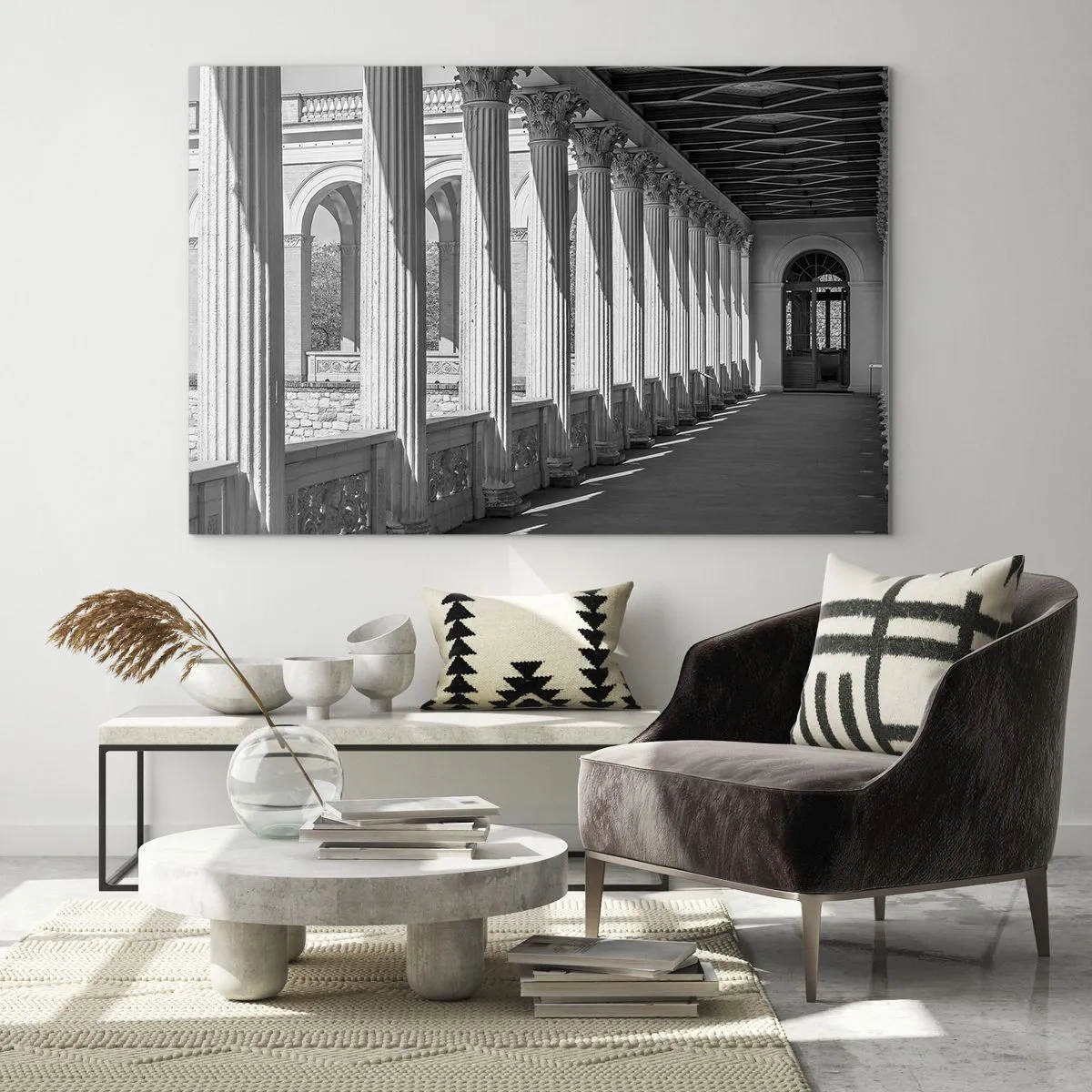 Tablou pe sticlă - O colonadă alb-negru cu un joc ritmic de lumini și umbre - 70x50cm - Arcadă însorită - Decorațiune modernă pentru perete pentru living și dormitor ARTTOR