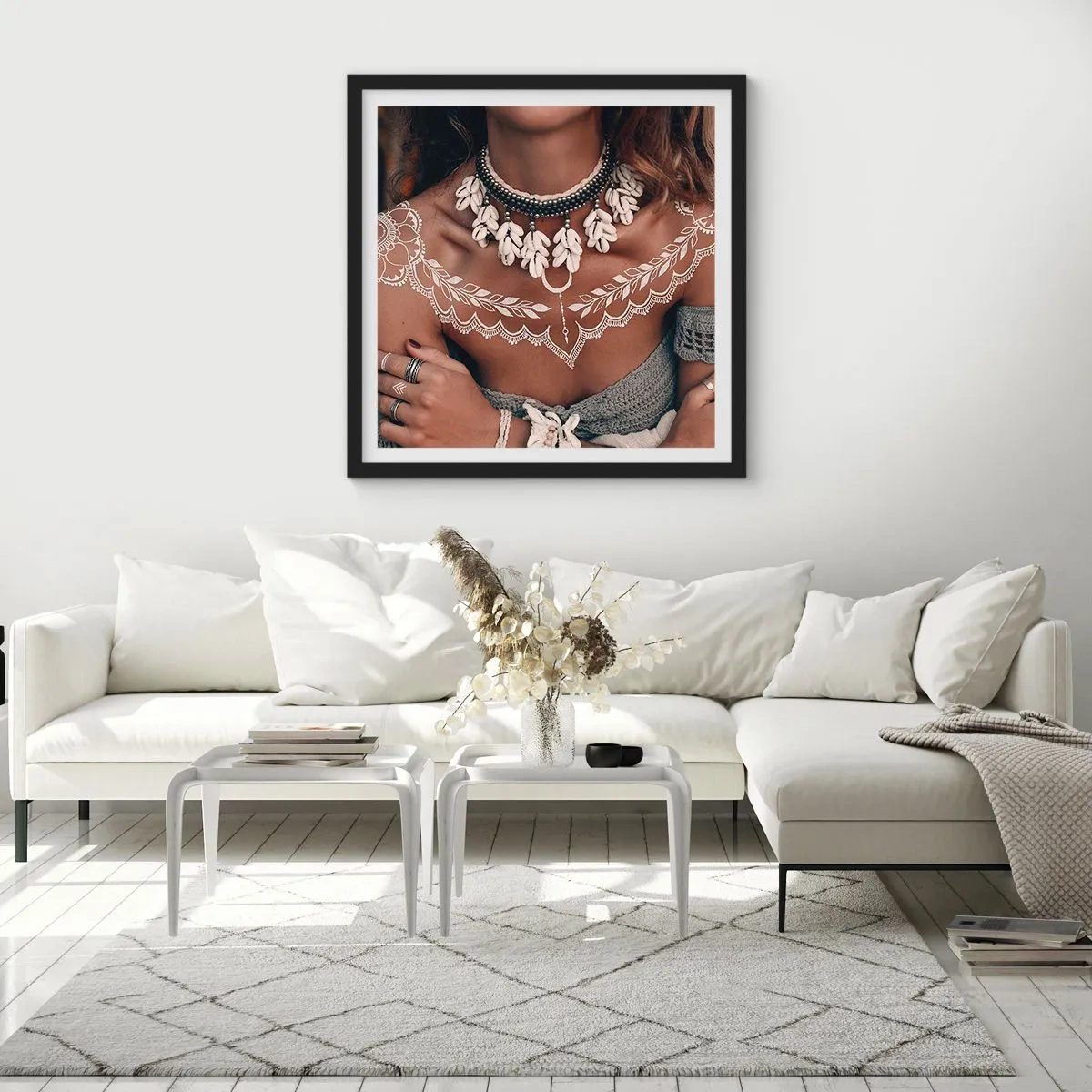 Poster în ramă neagră - Talismanele, ritualurile feminității - 30x30 cm