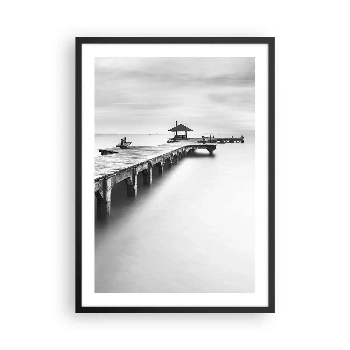 Poster în ramă neagră - Un dig alb-negru peste o mare calmă - 50x70cm - În depărtare - Decorațiune modernă pentru perete pentru living și dormitor ARTTOR