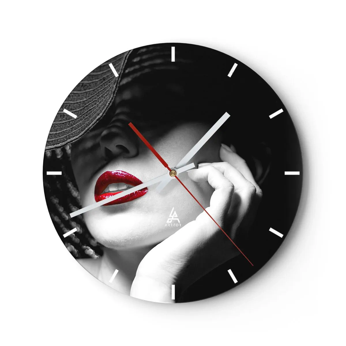 Ceas de perete - Ceas pe sticlă - Portret alb-negru al unei femei cu buze roșii - 30x30cm - Studiu în stacojiu - Decorațiune modernă pentru perete pentru living, bucătărie și dormitor ARTTOR