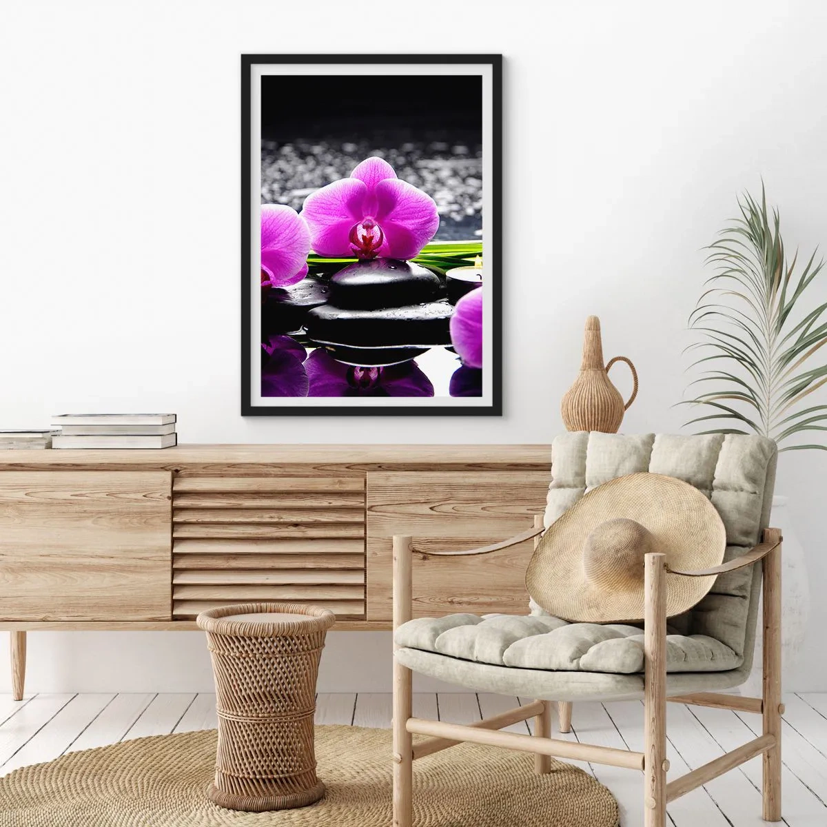 Poster în ramă neagră - O orhidee violetă pe un fundal de pietre și apă într-un cadru de tip spa - 50x70cm - Să te scufunzi în pace și liniște - Decorațiune modernă pentru perete pentru living și dormitor ARTTOR